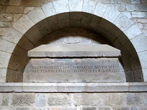 Tomba de l'abat Rigau, fundador de la Can&ograve;nica, mort el 1107. Nau de l'esgl&eacute;sia