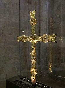 Creu processional dita Creu de Vilabertran, a la capella funer&agrave;ria dels Rocabert&iacute;, vescomtes de Peralada