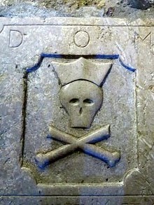 Relleu d'una tomba al s&ograve;l de l'esgl&eacute;sia de Santa Maria