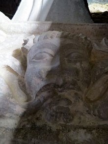 Relleu de l'esgl&eacute;sia de Santa Maria