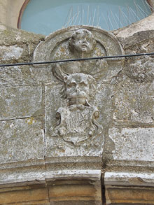 Relleu de l'esgl&eacute;sia de Santa Maria